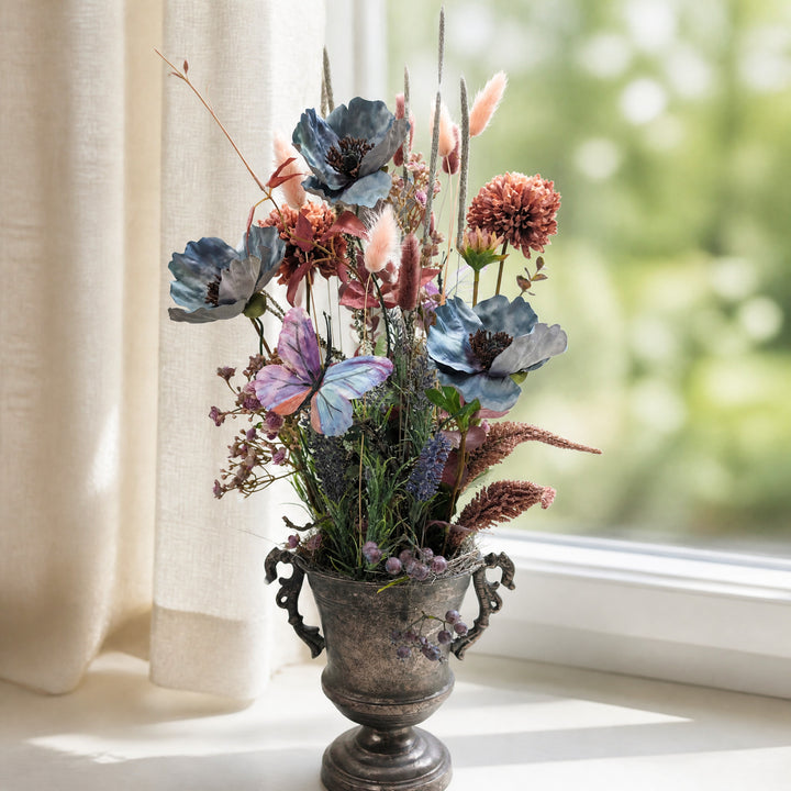 Szene Frühlingsgesteck Schmetterling Mohn Gräser blau rosa lila