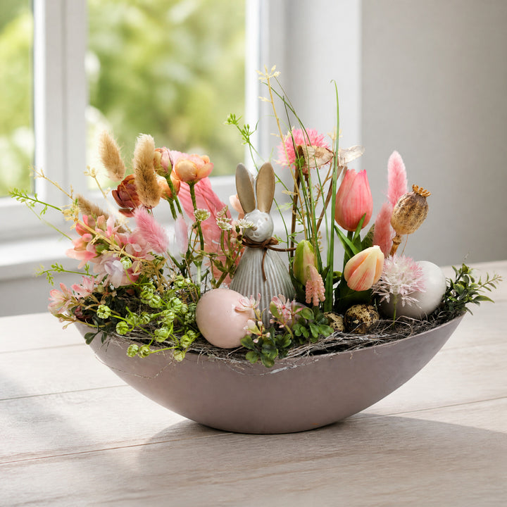 Szene Ostergesteck Frühlingsgesteck Hase Tulpen Gräser rosa