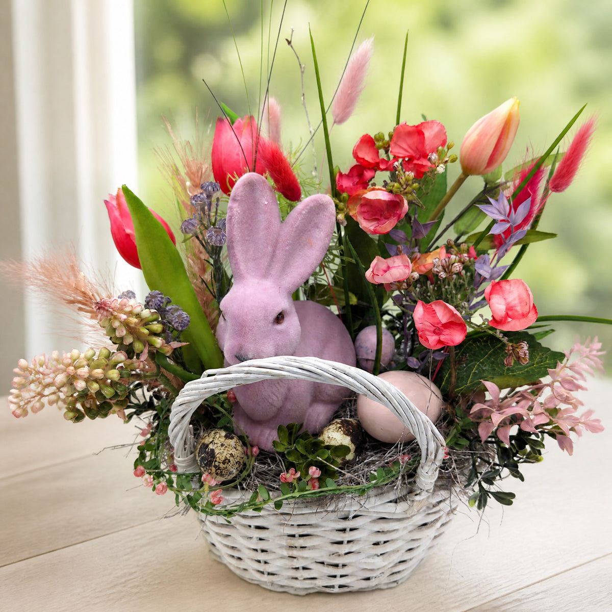 Szene Ostergesteck Frühlingsgesteck Hase Tulpen Gräser rosa
