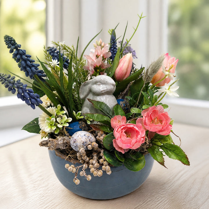 Szene Ostergesteck Frühlingsgesteck Tulpen Hyazinthen Hase rosa blau