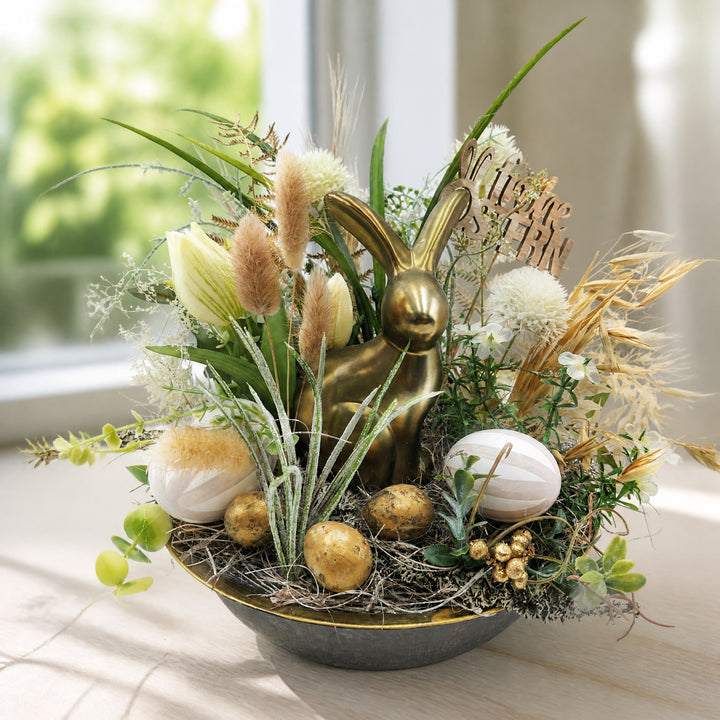 Szene Ostergesteck Frühlingsgesteck Hase Tulpen Eier gold weiss