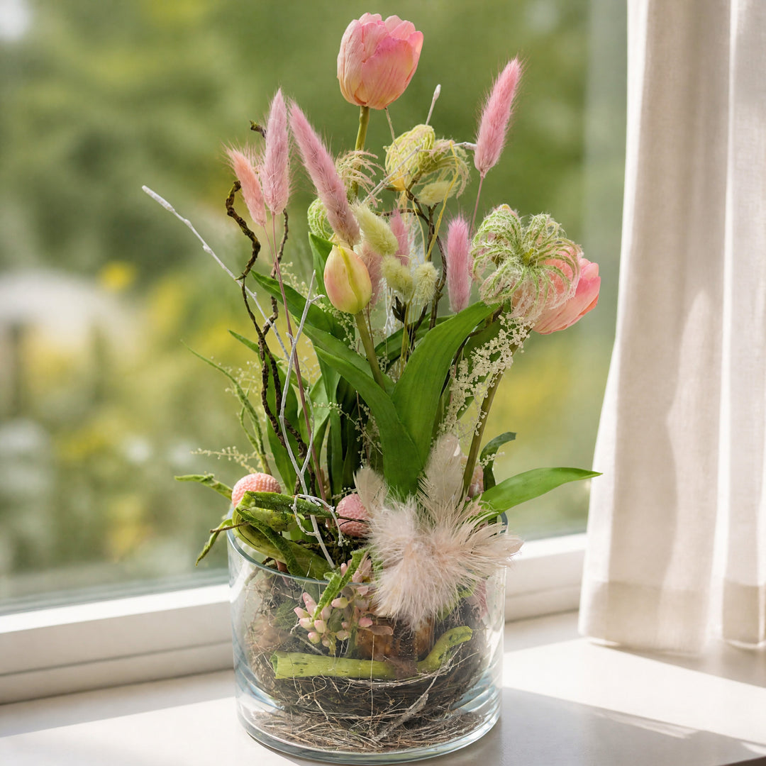 Szene Frühlingsgesteck Tulpen Federn Gräser im Glas rosa
