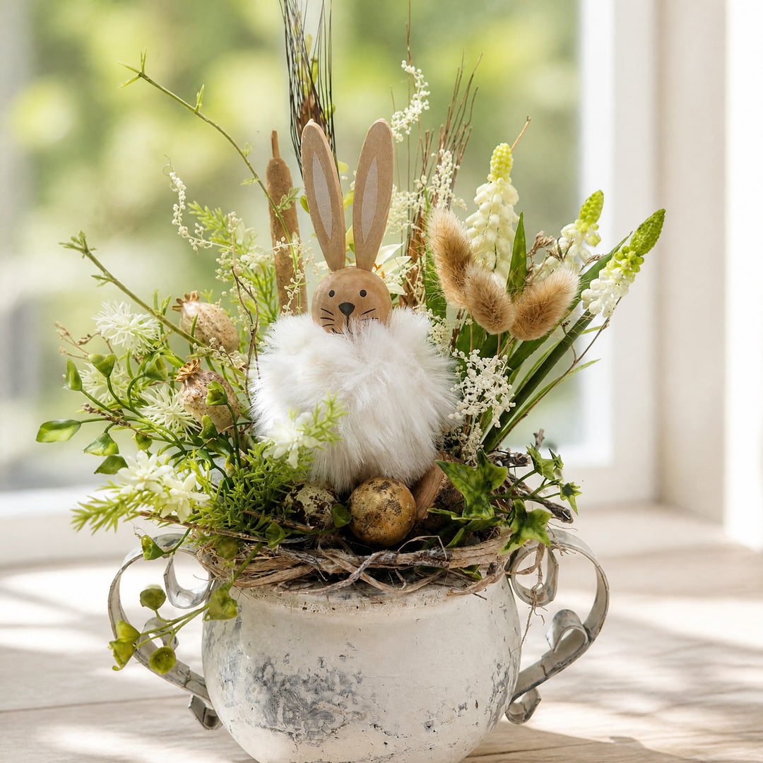 Szene Ostergesteck Frühlingsgesteck Hase Hyazinthen Gräser creme