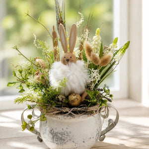 Szene Ostergesteck Frühlingsgesteck Hase Hyazinthen Gräser creme