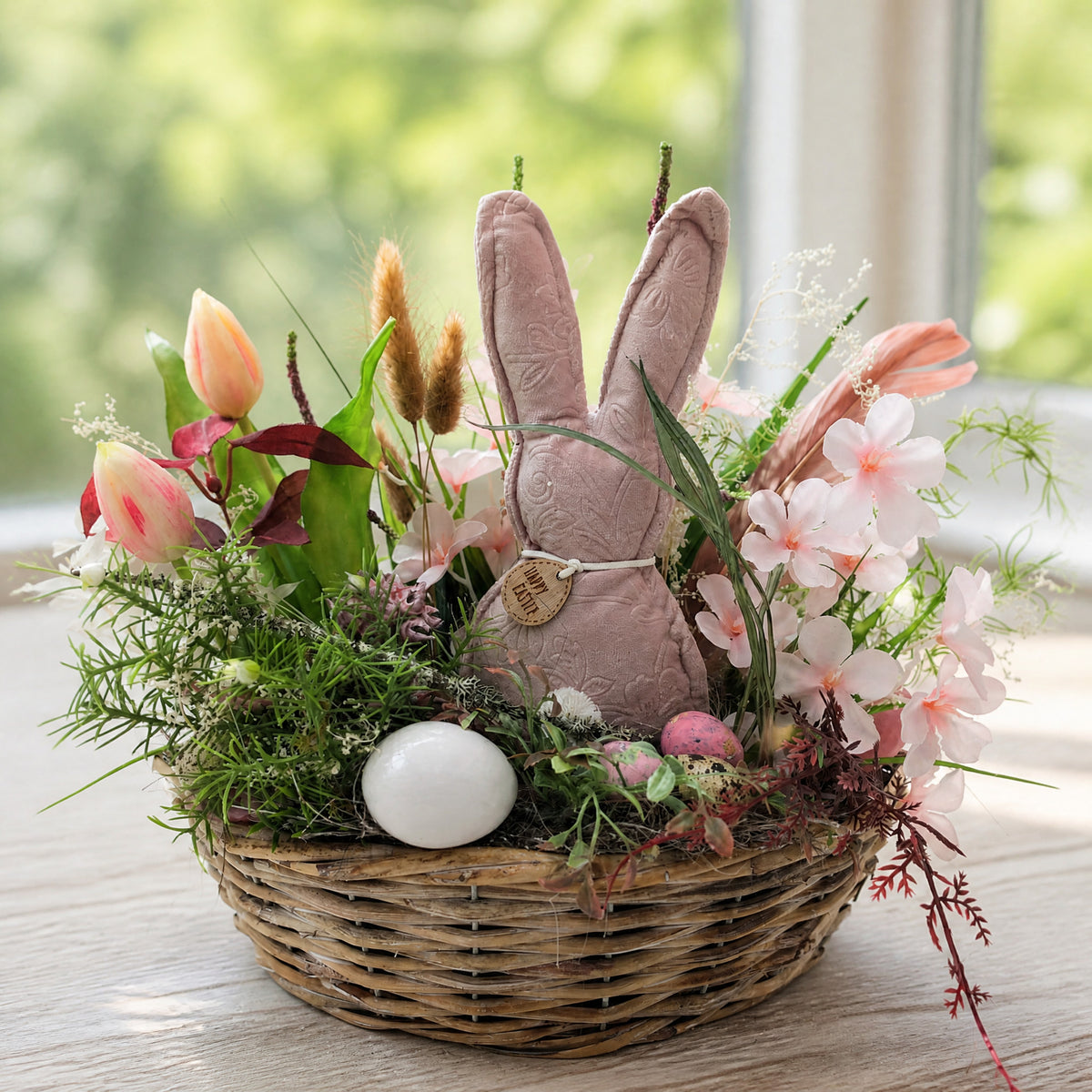 Szene Ostergesteck Frühlingsgesteck Tulpen Gräser Hase rosa