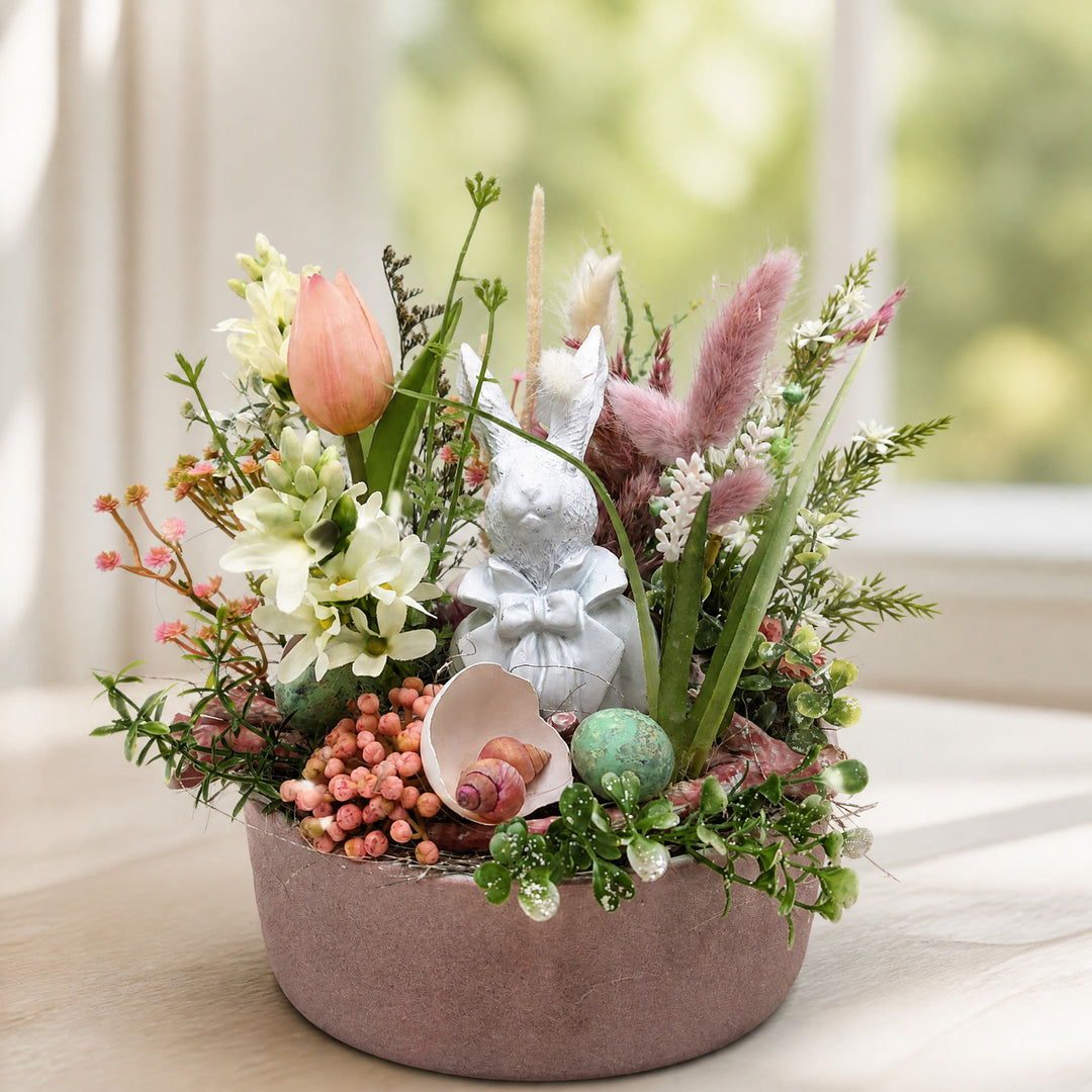 Szene Ostergesteck Frühlingsgesteck Tulpe Hyazinthen Hase rosa weiß