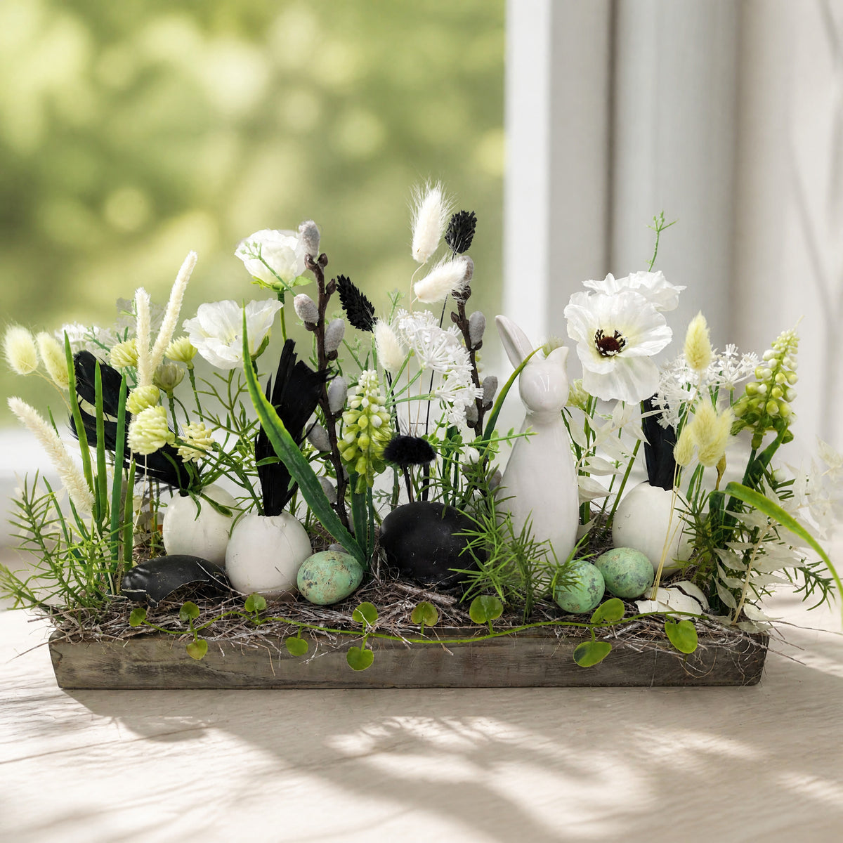Szene Ostergesteck Frühlingsgesteck Hase Gräser schwarz weiss