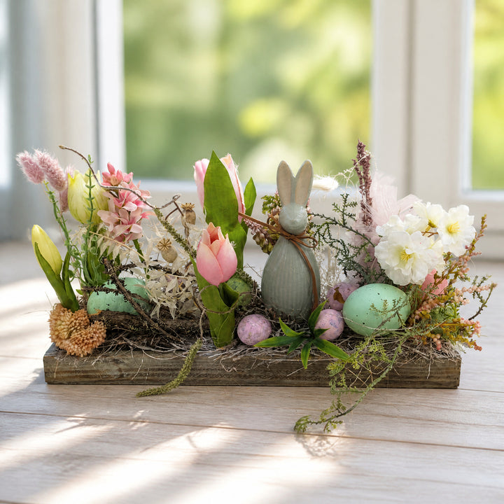 Szene Ostergesteck Frühlingsgesteck Hase Tulpen Eier rosa weiß