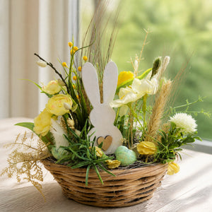 Szene Ostergesteck Frühlingsgesteck Tulpen Gräser Hase weiß gelb