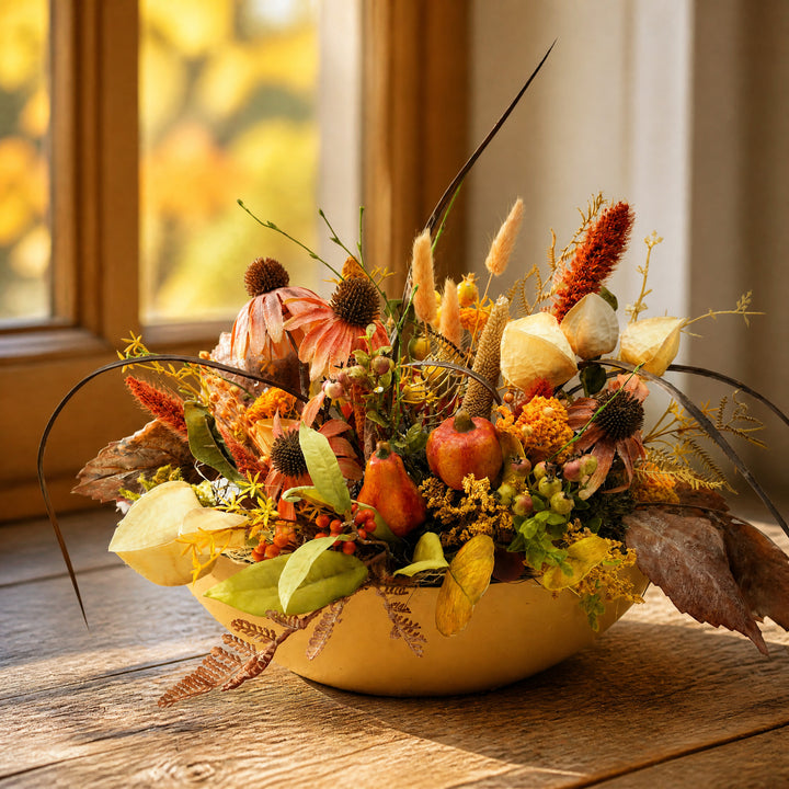 Szene Herbstgesteck Kürbis Sonnenhut Physalis orange creme