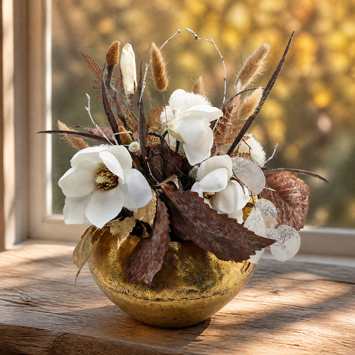 Szene Herbstgesteck Magnolien Gräser Farn weiss gold