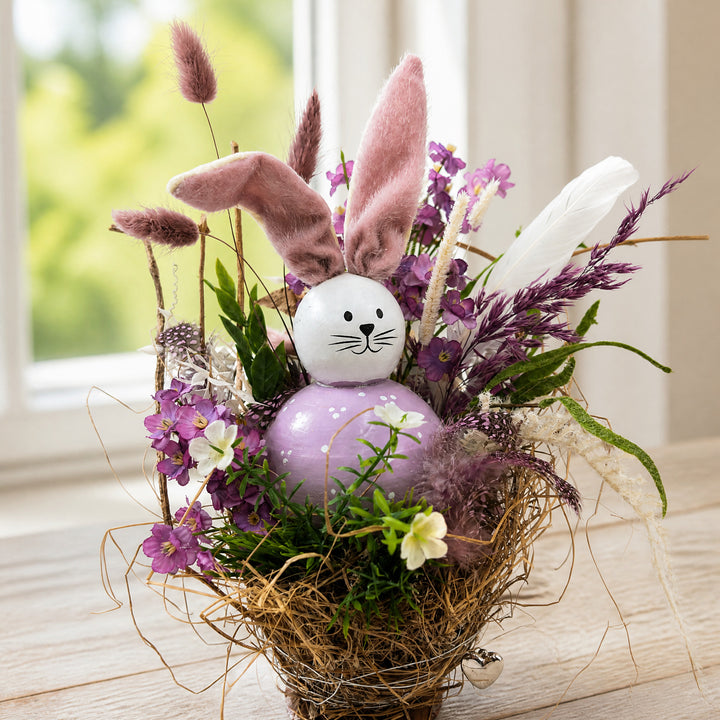 Szene Ostergesteck Frühlingsgesteck Hase Gräser Federn lila