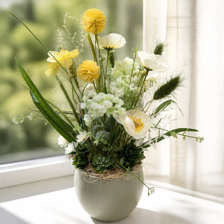 Szene Frühlingsgesteck Narzisse Mohn Gräser gelb weiss grün