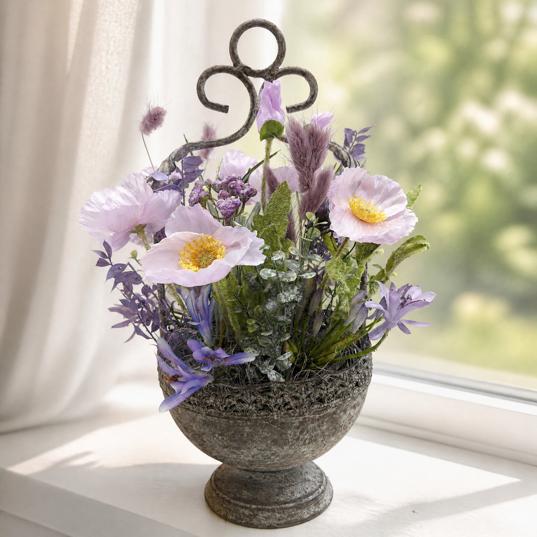 Szene Frühlingsgesteck Mohn Gräser Pokalschale lila mauve