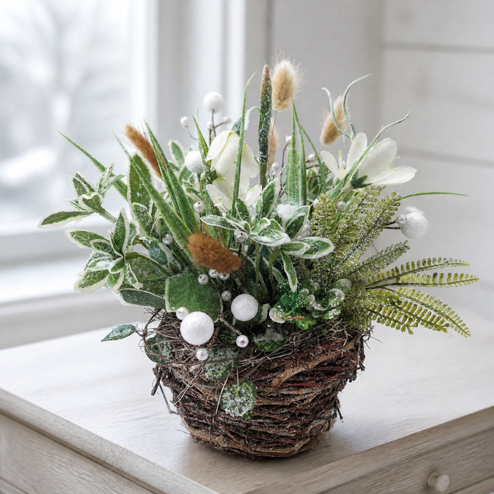 Szene Wintergesteck Frühlingsgesteck Gräser Farn geeist weiß grün