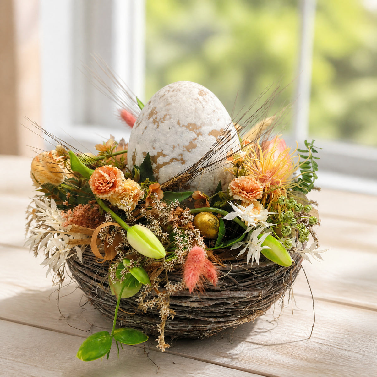 Szene Ostergesteck Frühlingsgesteck Nest mit Ei und Gräsern apricot