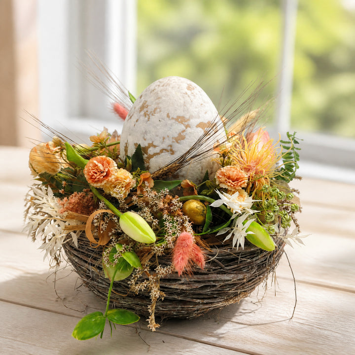 Szene Ostergesteck Frühlingsgesteck Nest mit Ei und Gräsern apricot