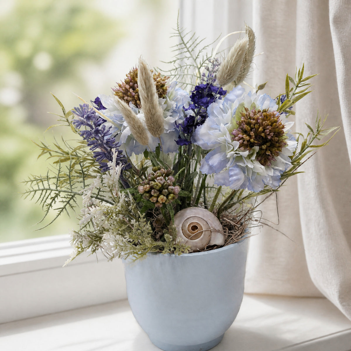 Szene Frühlingsgesteck Gräser Schnecke blau lila im Keramiktopf