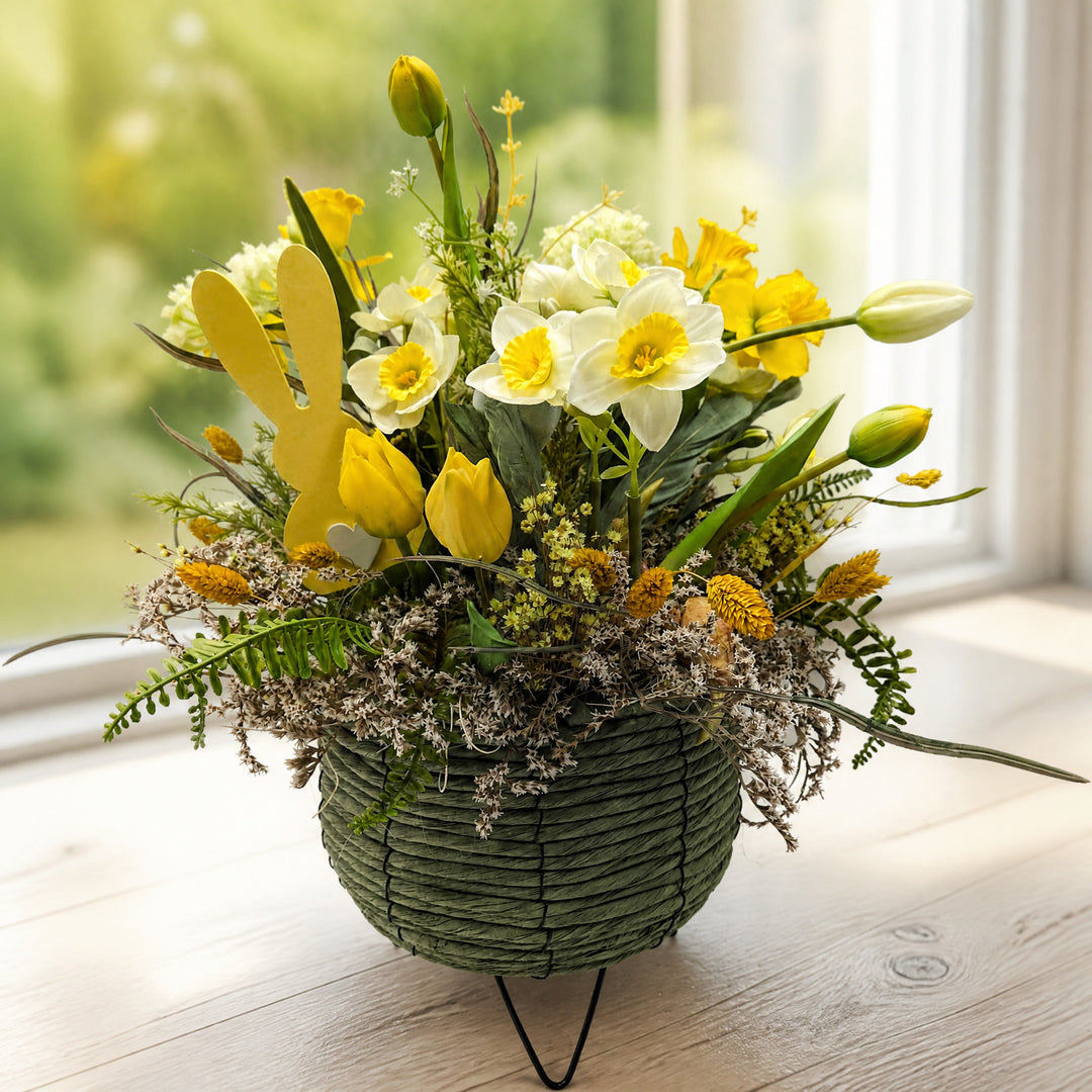 Szene Ostergesteck Frühlingsgesteck Narzissen Tulpen Hase gelb weiß