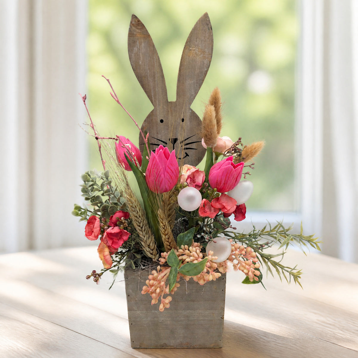 Szene Ostergesteck Frühlingsgesteck Holzhase Tulpen Eier rosa pink