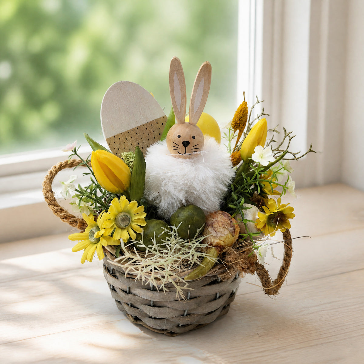 Szene Ostergesteck Frühlingsgesteck Tulpen Hase Eier gelb