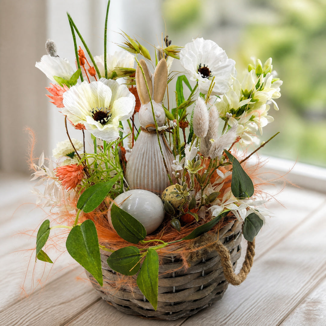 Szene Ostergesteck Frühlingsgesteck Hase Mohn Gräser weiß apricot