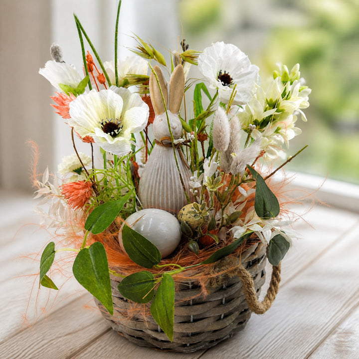 Szene Ostergesteck Frühlingsgesteck Hase Mohn Gräser weiß apricot