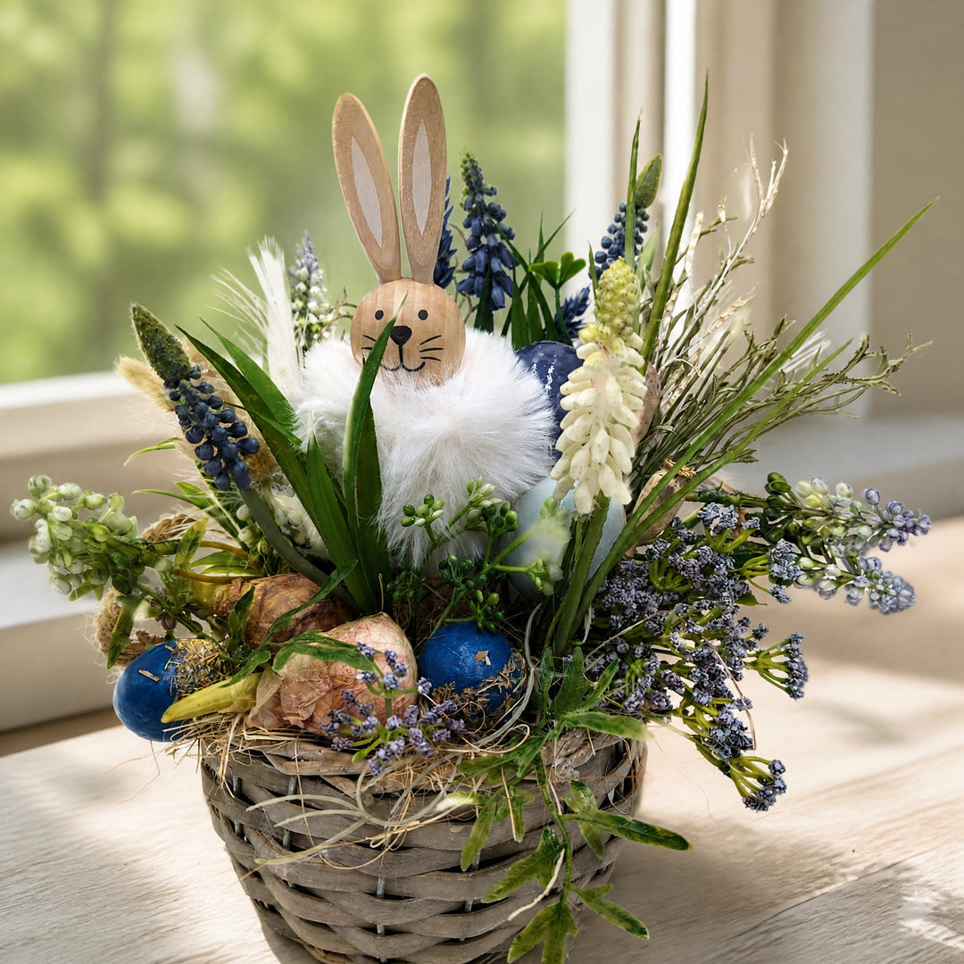 Szene Ostergesteck Frühlingsgesteck Hase Hyazinthen Gräser blau weiß