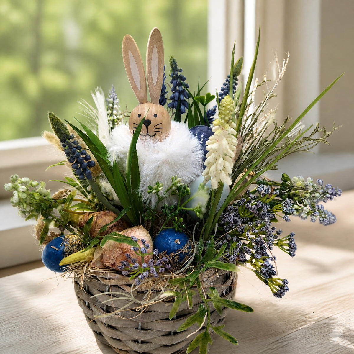 Szene Ostergesteck Frühlingsgesteck Hase Hyazinthen Gräser blau weiß