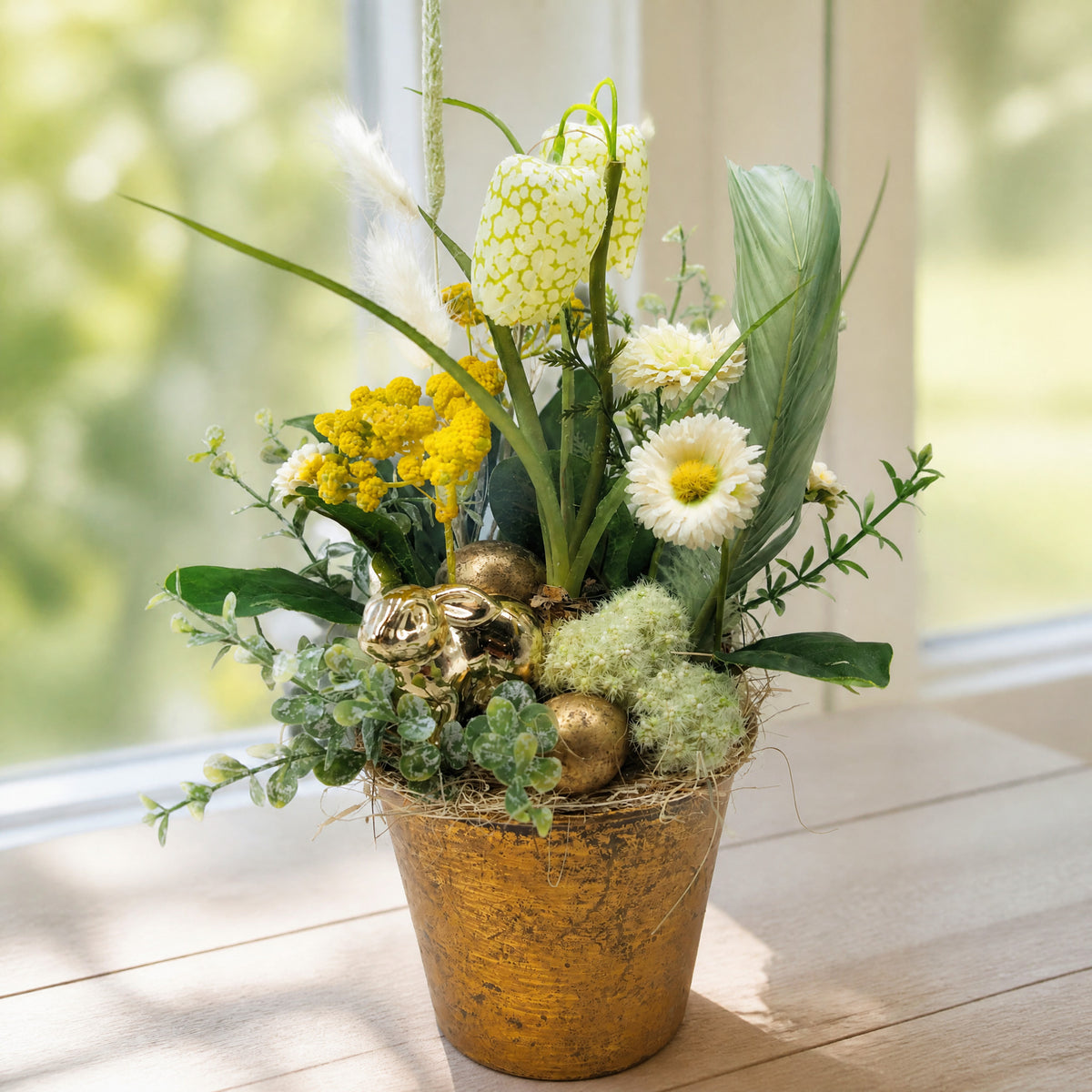 Szene Ostergesteck Frühlingsgesteck Bellis Gräser Eier gold weiss