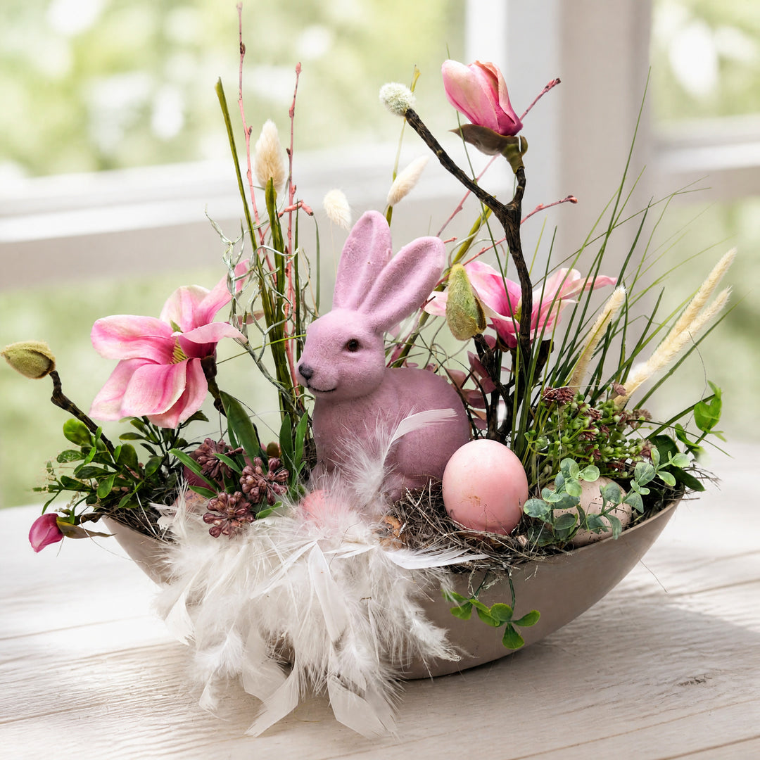 Szene Ostergesteck Frühlingsgesteck Hase Magnolien Federn Gräser rosa