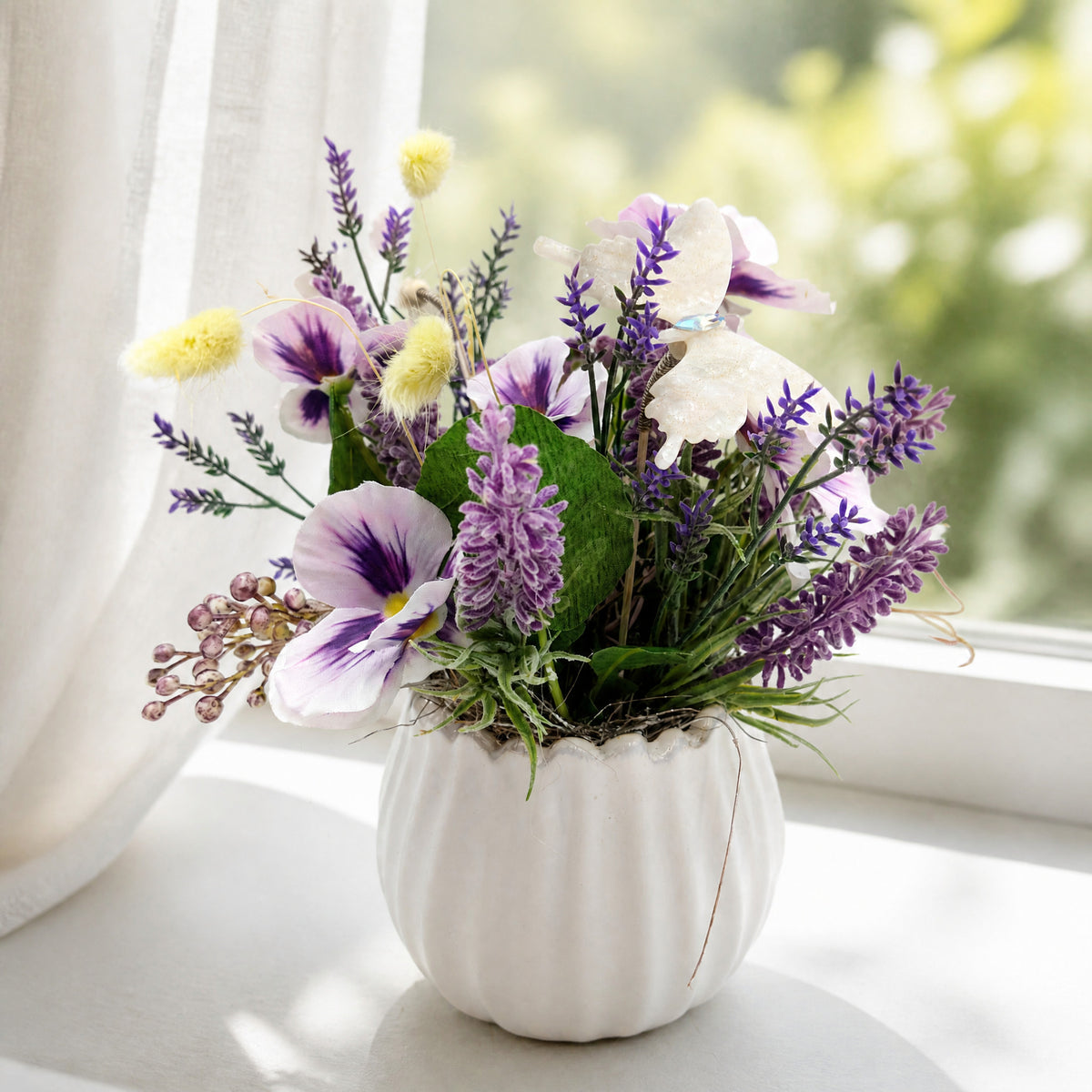 Szene Frühlingsgesteck Hornveilchen Lavendel Gräser lila weiß