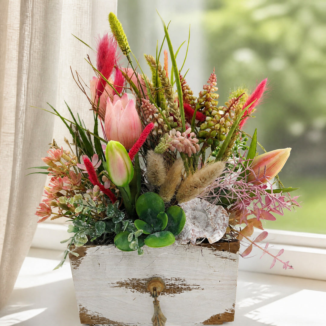 Szene Frühlingsgesteck Tulpen Hyazinthen Gräser rosa in Holzschublade