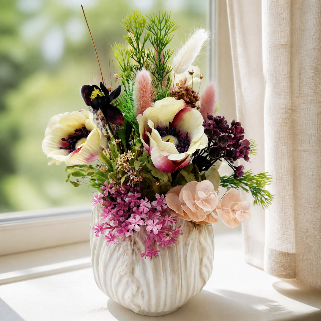 Szene Frühlingsgesteck Anemonen Gräser lila rosa creme