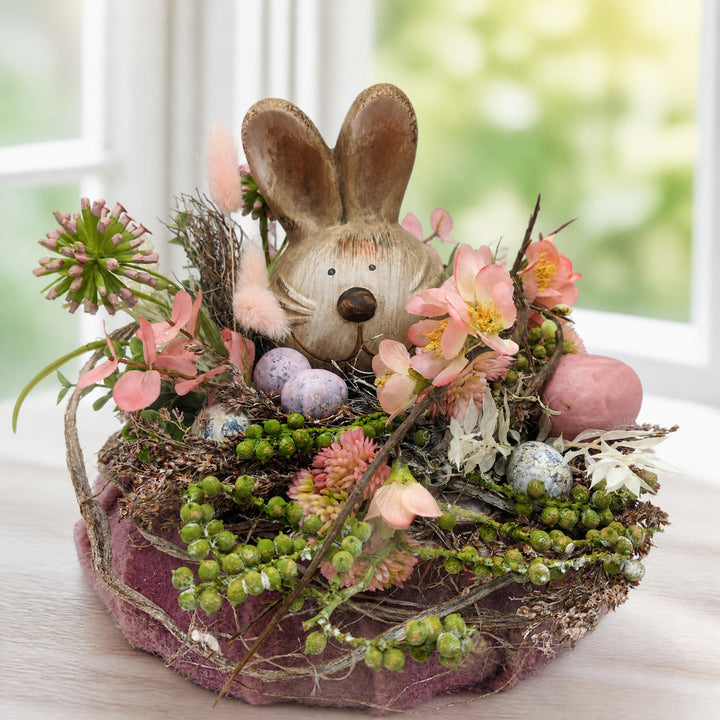 Szene Ostergesteck Frühlingsgesteck Hase Eier Sedum Gräser rosa