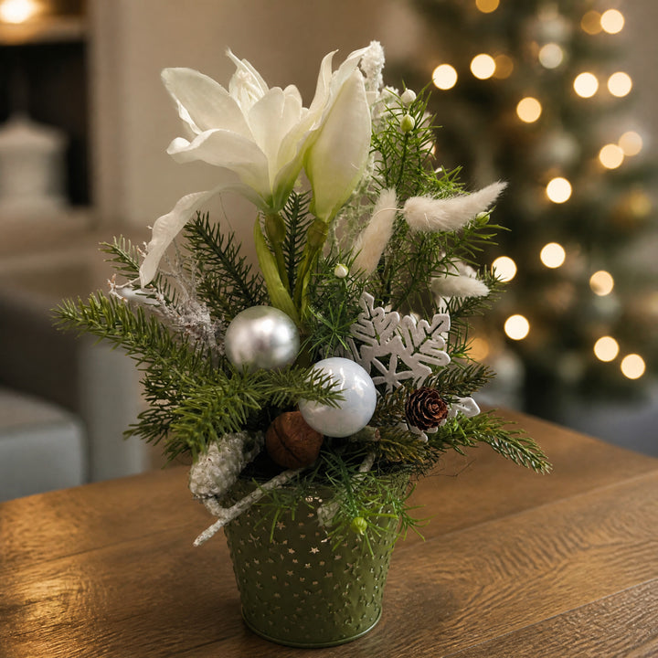 Szene Wintergesteck Amaryllis Tanne Nüsse Kugeln weiß silber