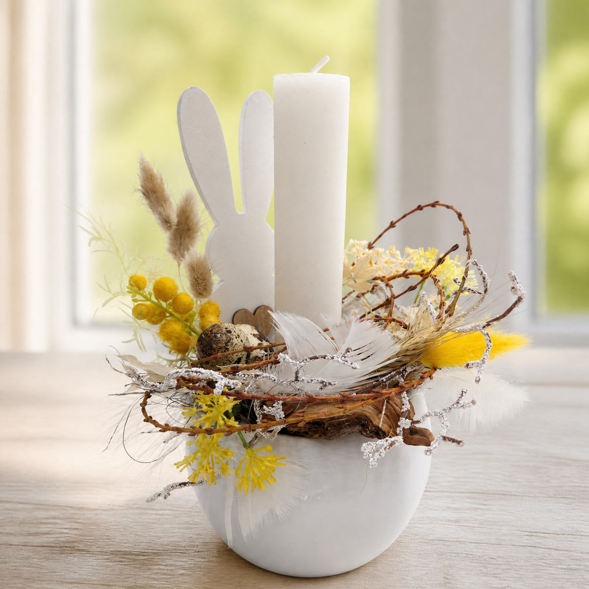 Szene Ostergesteck Frühlingsgesteck Kerze Hase Gräser gelb weiß