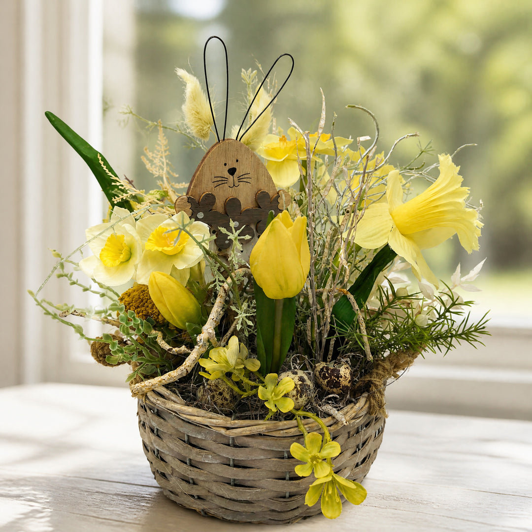 Szene Ostergesteck Frühlingsgesteck Tulpen Narzissen Hase gelb