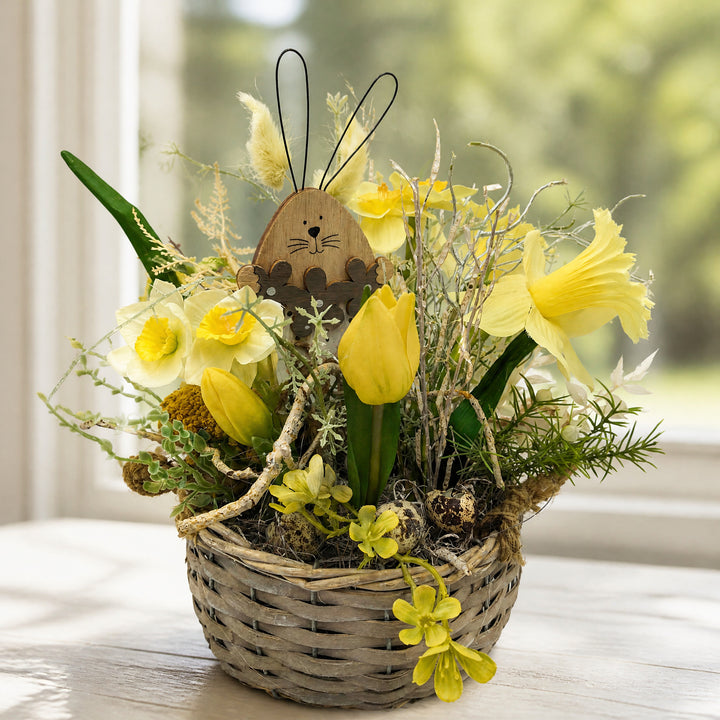 Szene Ostergesteck Frühlingsgesteck Tulpen Narzissen Hase gelb