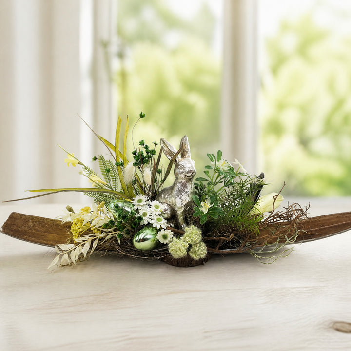 Szene Ostergesteck Frühlingsgesteck Hase Gräser Ostereier silber grün