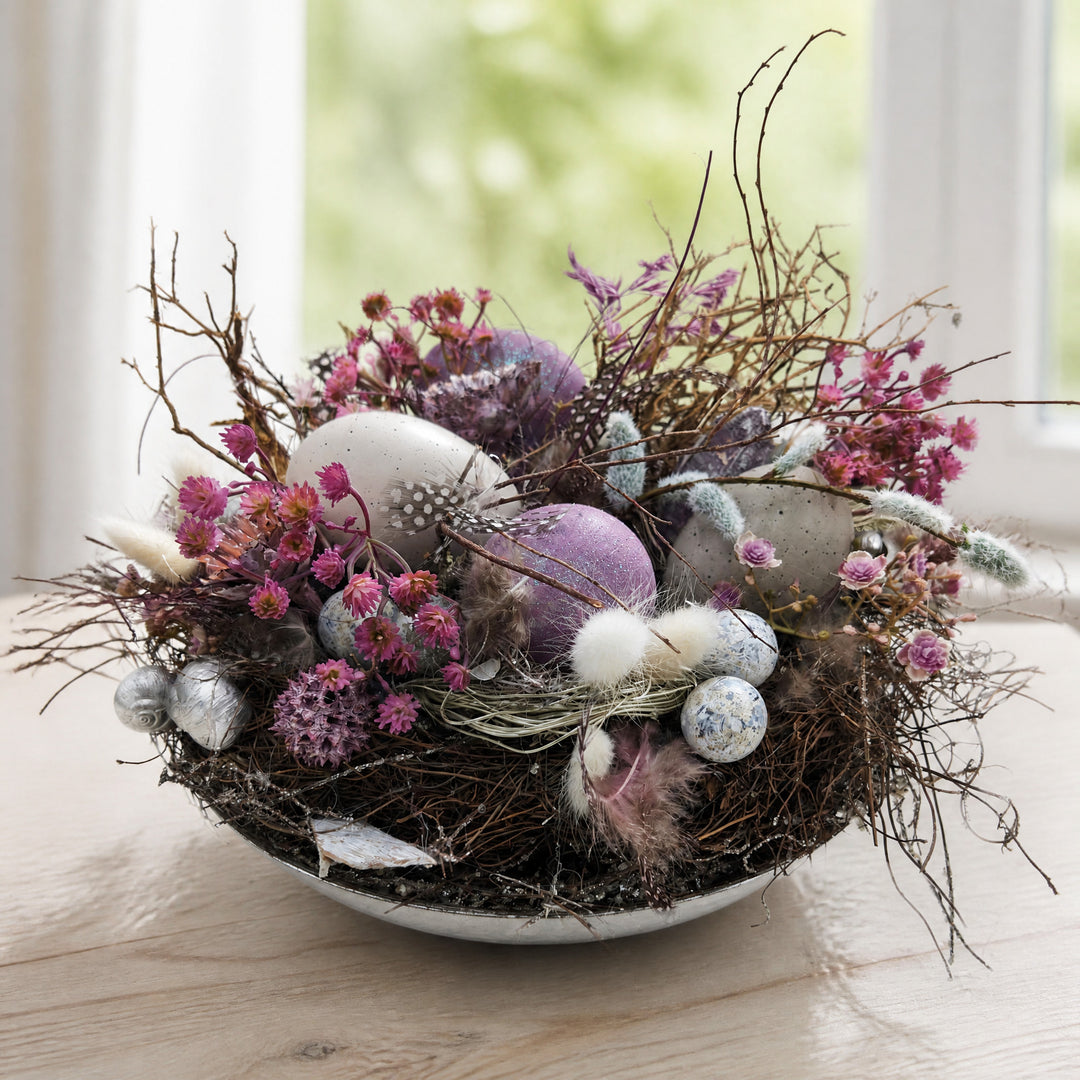Szene Ostergesteck Nest Ostereier Federn Trockenblumen lila rosa