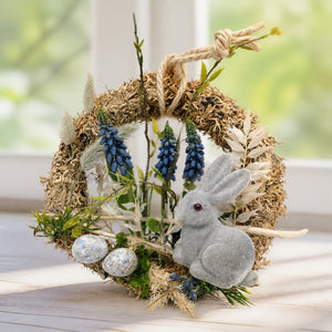 Szene Osterkranz Türkranz Hase Muscari blau grau
