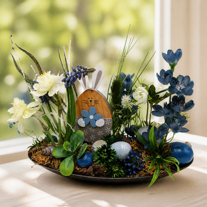 Szene Ostergesteck Frühlingsgesteck Narzissen Hyazinthen Eier blau weiß