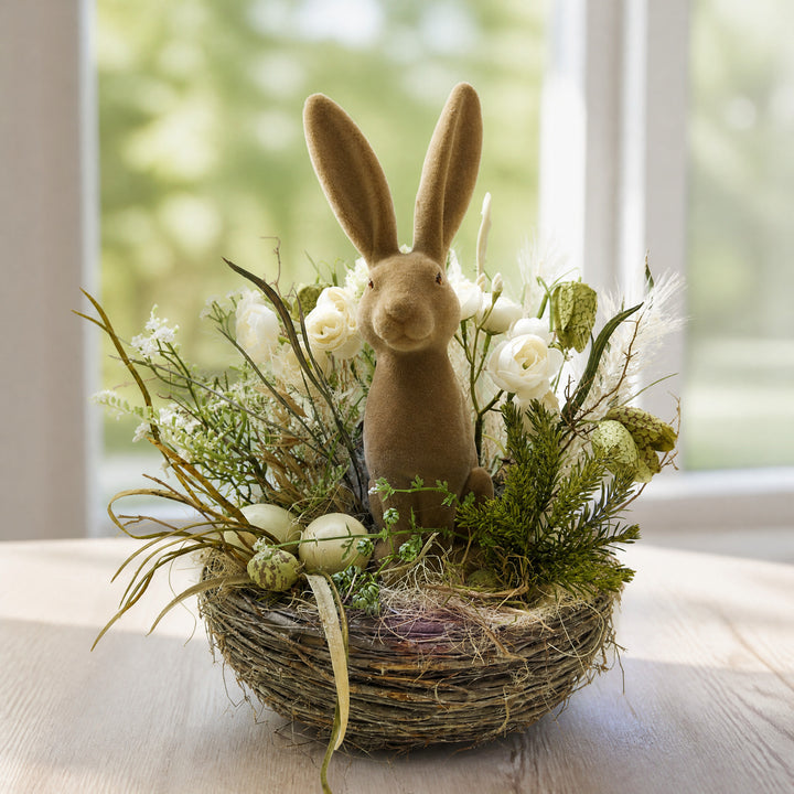 Szene Ostergesteck Hase Ranunkeln Schachbrettblume weiß grün
