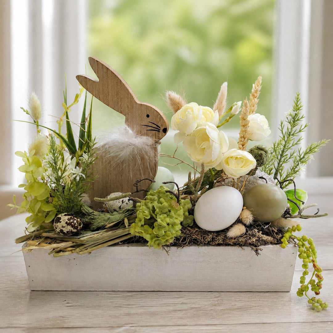 Szene Ostergesteck Frühlingsgesteck Ranunkel Gräser Hase weiß grün