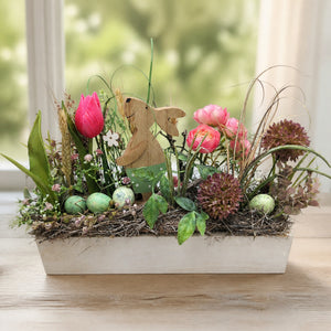 Szene Ostergesteck Frühlingsgesteck Holzhase Tulpen Gräser rosa mint