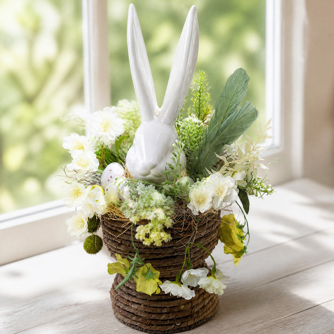 Szene Ostergesteck Frühlingsgesteck Hase Federn Kirschblüte weiss