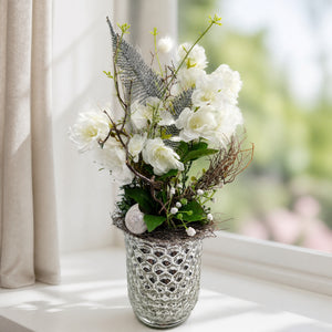 Szene Frühlingsgesteck Kirschblüte Zweige weiss silber