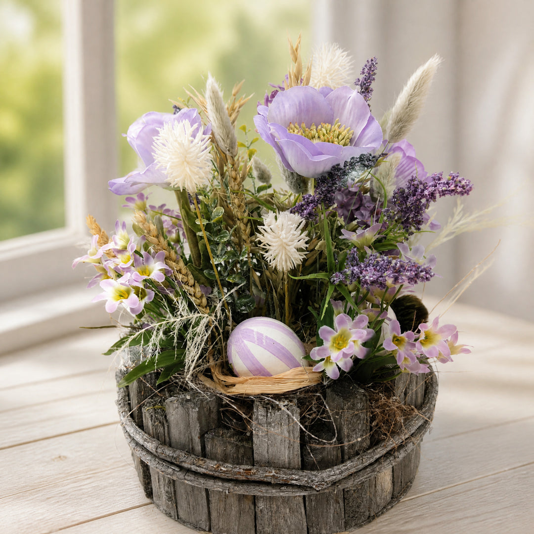 Szene Ostergesteck Frühlingsgesteck Anemonen Gräser Ei lila weiß