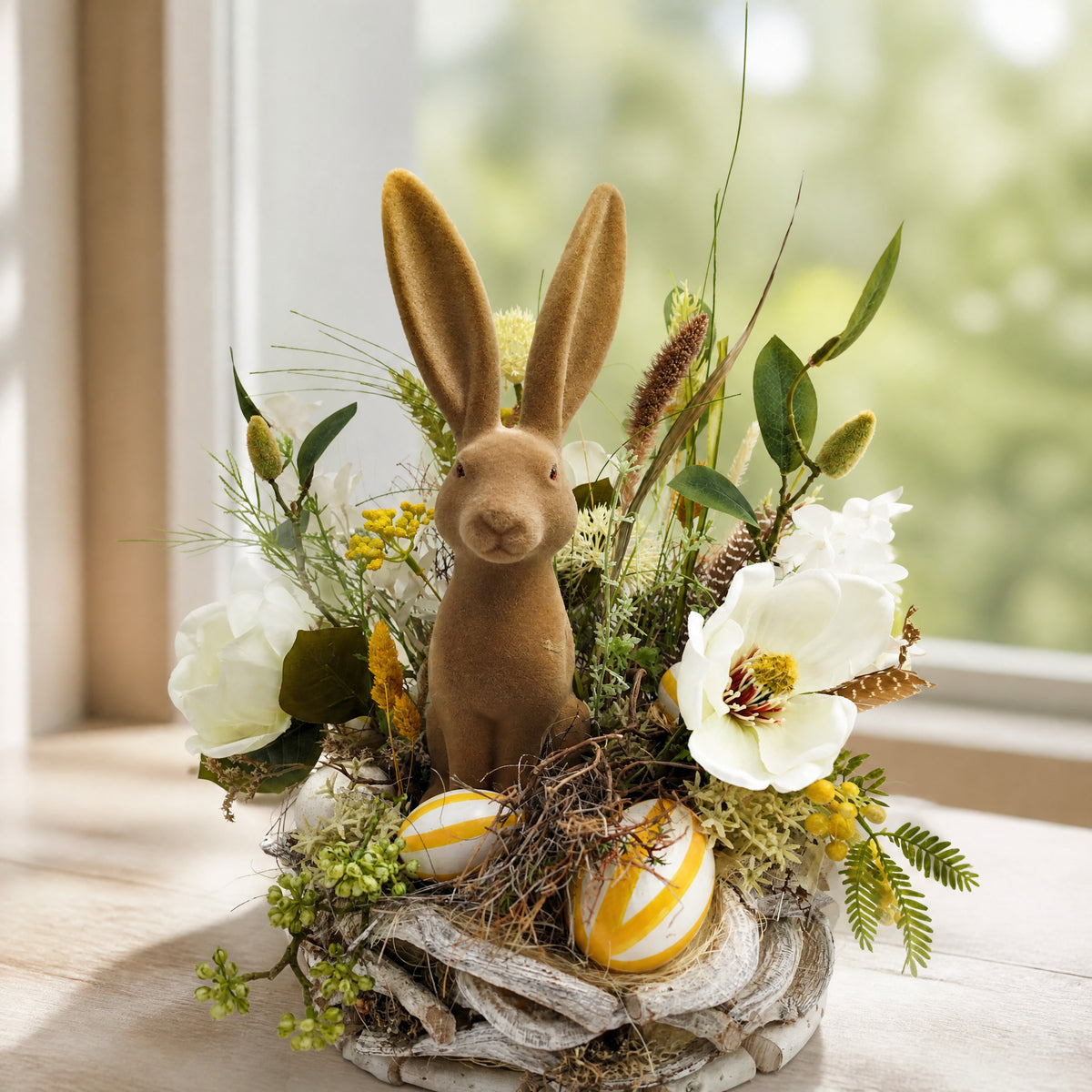 Szene Ostergesteck Frühlingsgesteck Magnolien Hase Ostereier weiss gelb